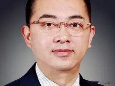 他是拯救恒大于水火之中的救世主，是商业界少有的商业奇才，当别人正在为一些蝇头小利