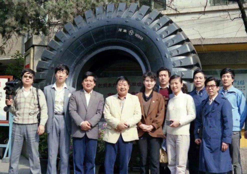 这张颇有年代感的大合照，我只认出了喜容绽放的相声表演艺术家马季，白面丰颊的赵炎，