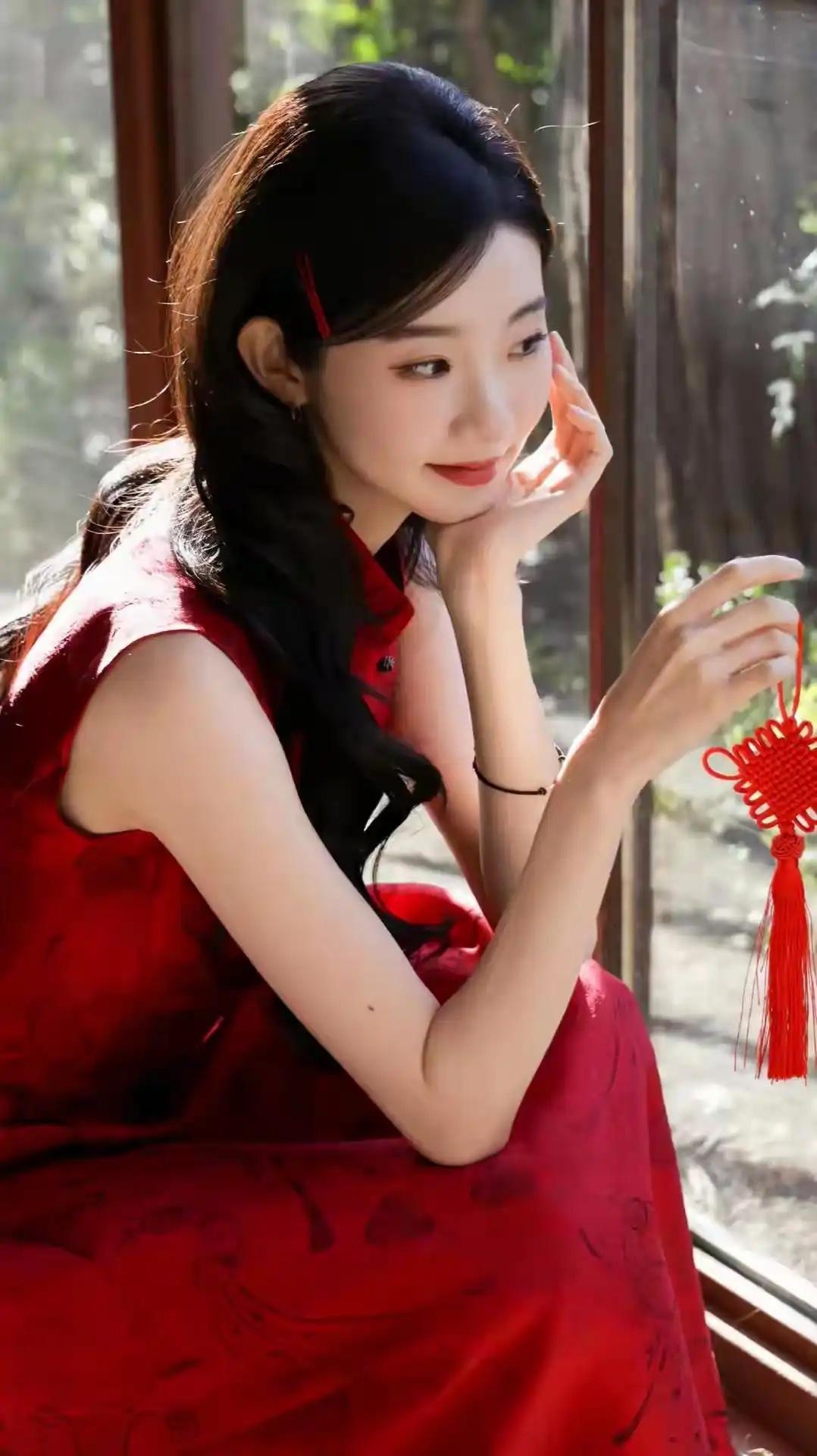 闲暇时，我喜欢去湖边漫步，看那波光粼粼的湖面，偶尔还能看到渔民划着小船捕鱼。周边