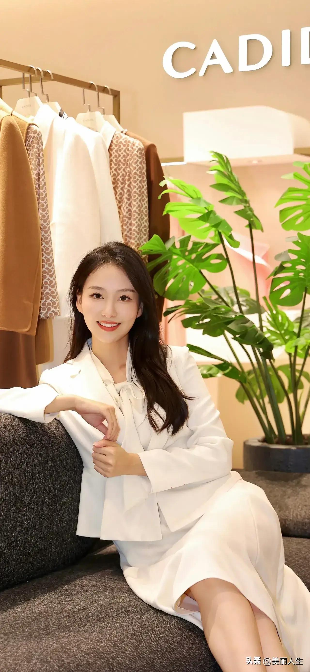 浅笑淡然如湖水，宁静致远心自宽。
淡雅芳华不染尘，静赏花开满园春。什么样的美人算