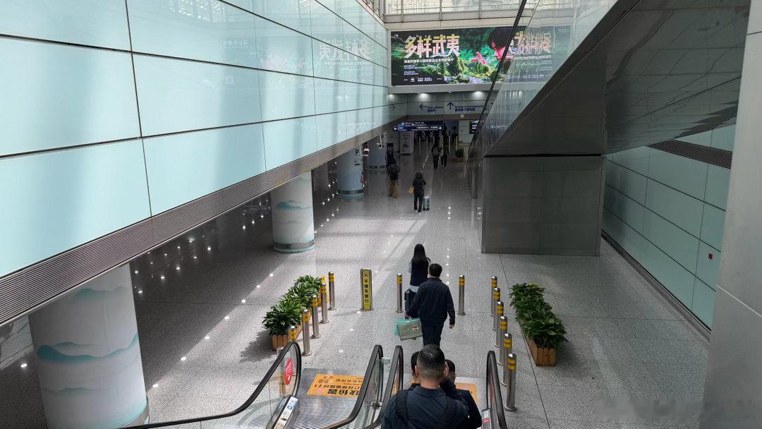 突然发现一个问题，因为我base在北京，所以从来没感受过在北京首都机场接站坐大巴
