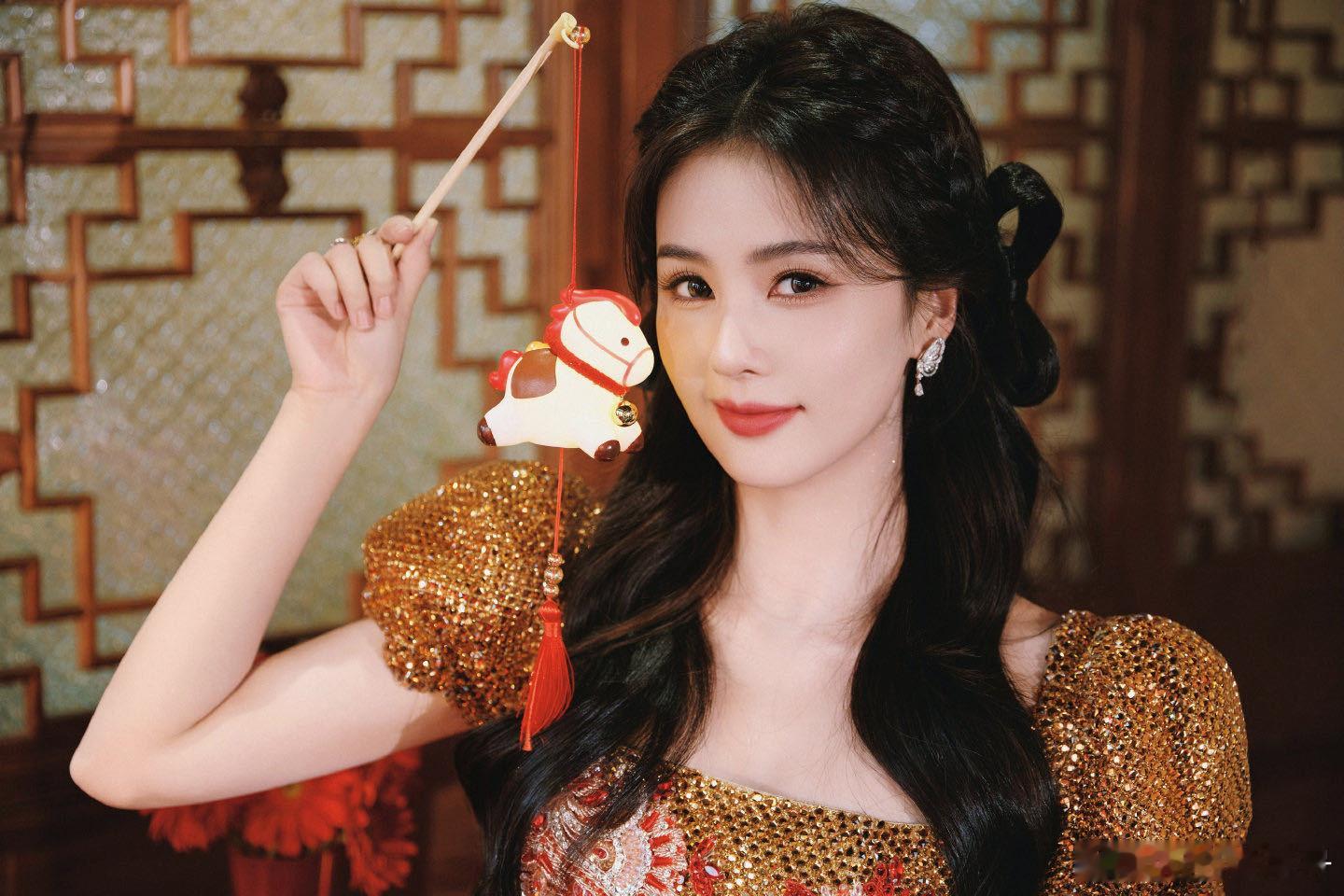 白鹿熬夜追平唐宫奇案白鹿被夸满分女的反应再度登上央视春晚舞台，白鹿形容自己“紧张