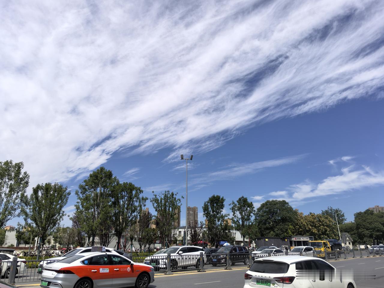 自从西安地铁1号线三期通到咸阳西站后，小编很少在沣河森林公园地铁站转车。今天难得