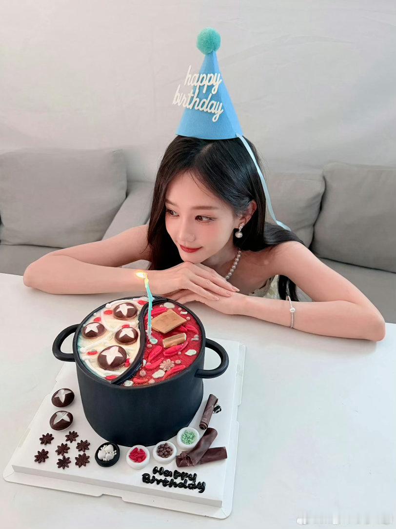 李一桐生日莲花灯起火了本来浪漫的生日氛围瞬间反转，莲花灯火力全开把李一桐惊到[笑