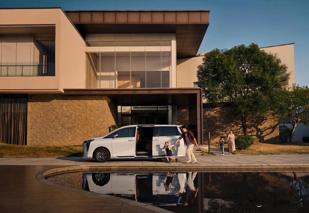 家庭车的灵魂，最终拼的还是谁更懂中国人的想法。2026款M8 HEV这一波，明显