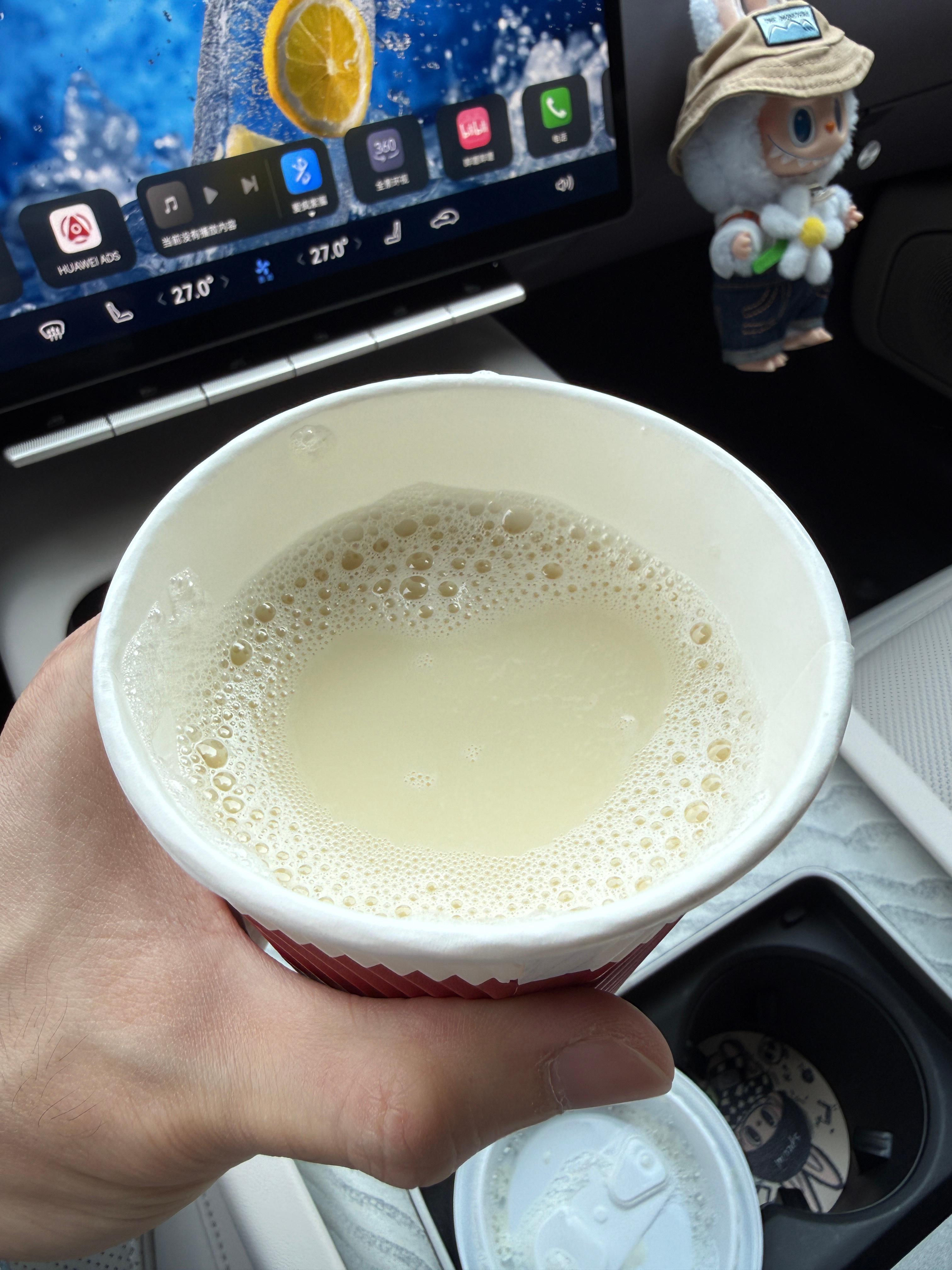 把豆浆去掉盖子没别的意思～看一会跑高速会不会撒出来