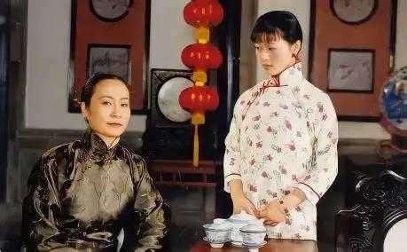 300块大洋卖进青楼，14岁趁夜逃出火坑嫁给督军，15年生了四女一子，最后净身出