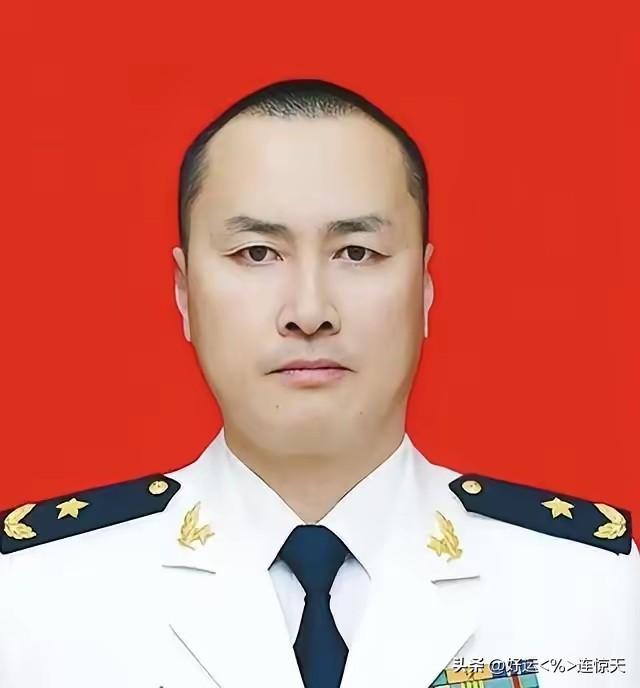 戴明盟，男，汉族，中共党员，1971年8月出生，重庆江津人，南部战区海军航空兵副