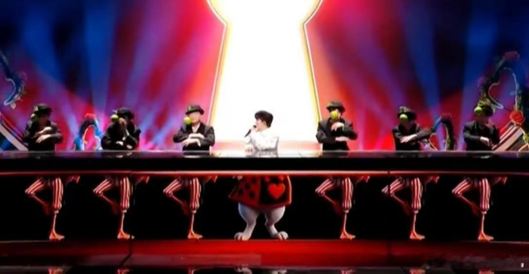 周深手杖 手杖点到地面那一拍正好卡进爱丽丝卿的节奏里，周深对舞台细节的把控真的服