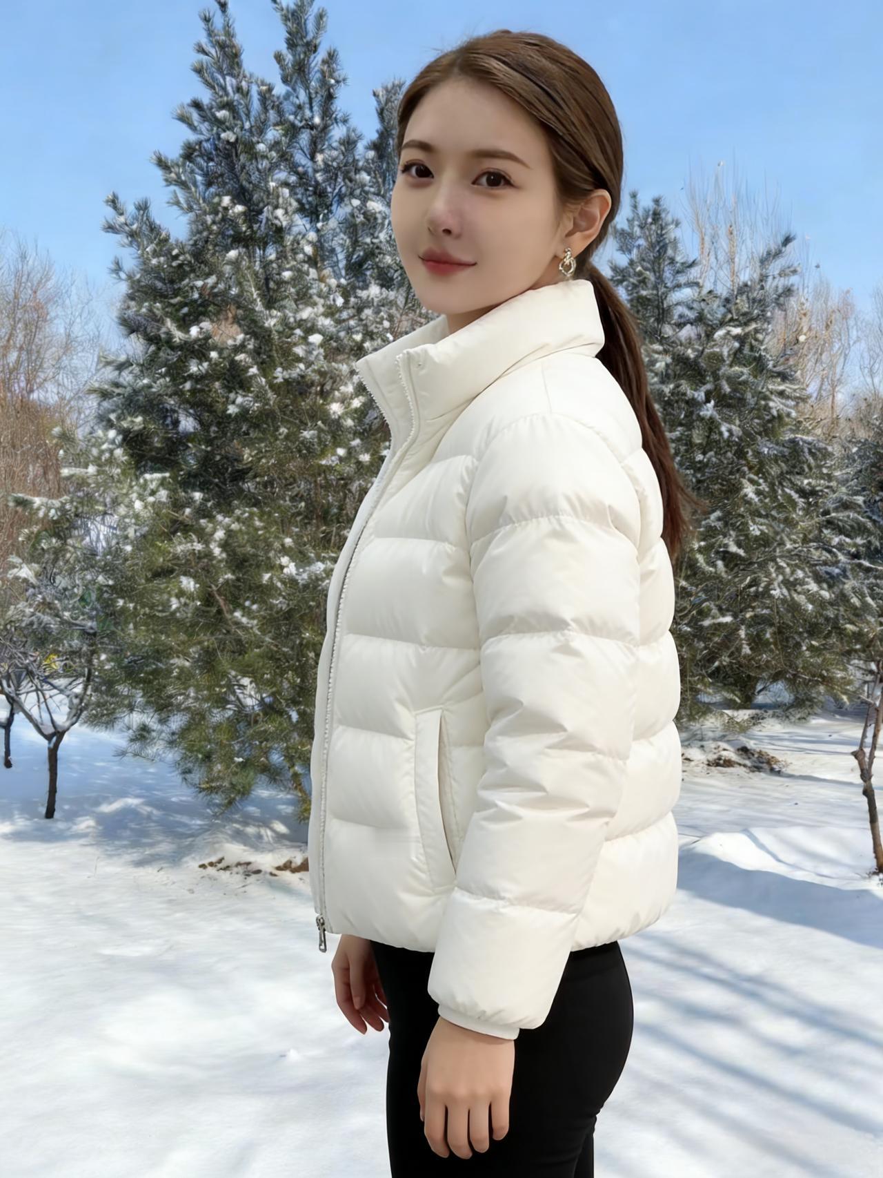 雪在下，在松针的缝隙里织网
网住了冬日的光，也网住一个身影
她的白羽绒服，是雪的