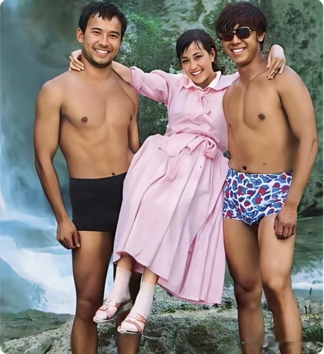 这张照片太有时代感了，那时候的刘晓庆就是人们心中的女神！

照片里，刘晓庆穿着一