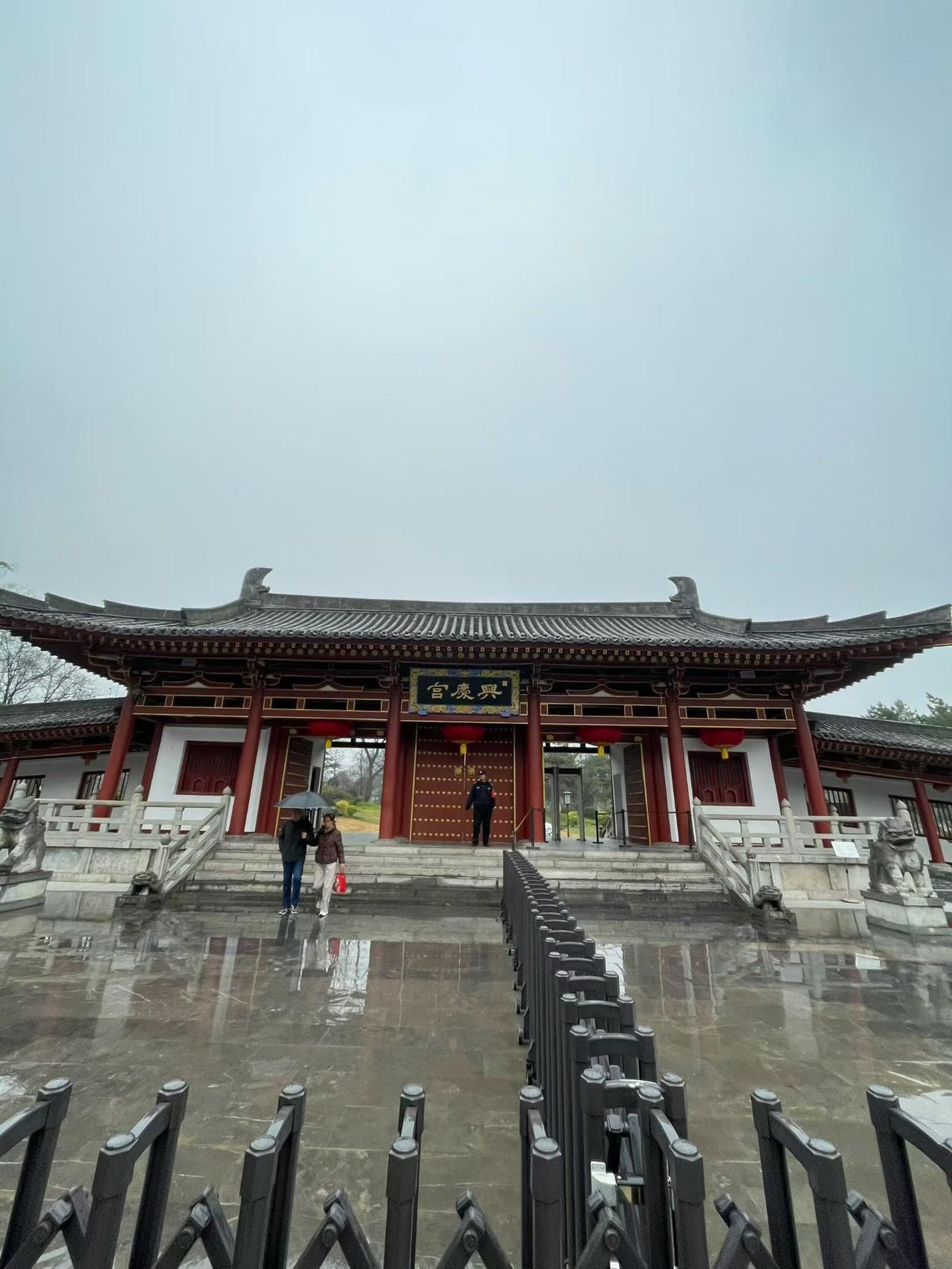 别揪着“吆西”骂了！“吆西”校长那句“为领导鼓掌”，才是教育的痛点
全网都在指责