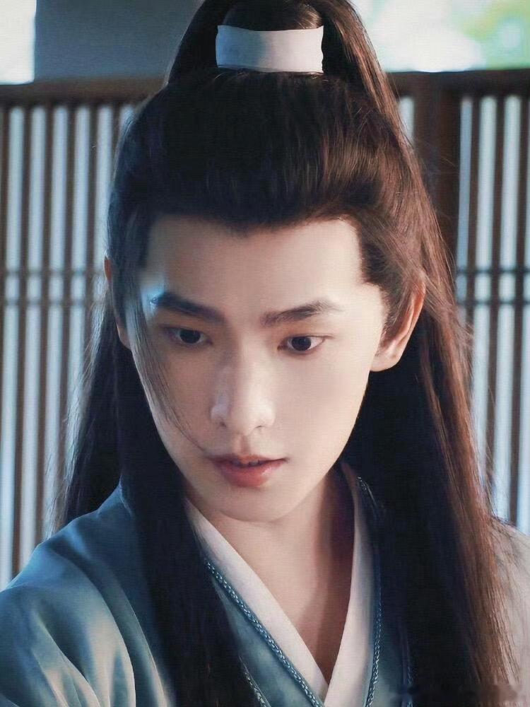 杨洋演少年将军一人千面不让江山首发剧照古装扮相堪称一绝，将军造型英气逼人，杨洋自
