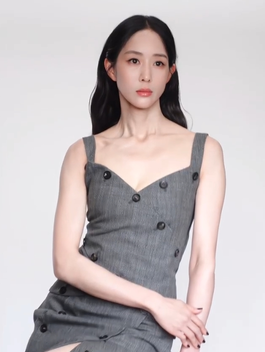 张钧甯有点惊艳到我了张钧甯灰裙知性温婉美 张钧甯灰裙造型还是让人眼前一亮。温婉、