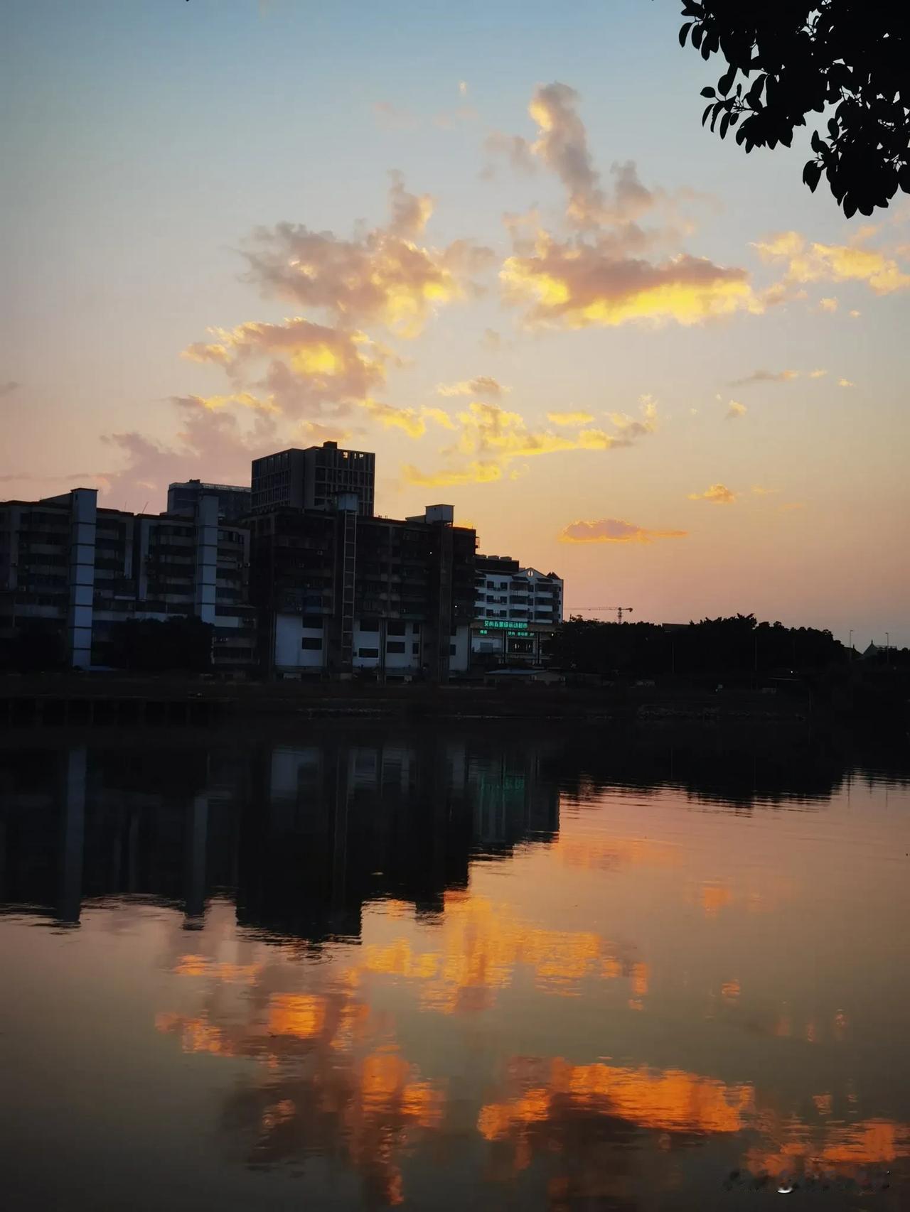 冬日生活随拍落日余晖，晚霞一抹美如画[送自己一朵花]