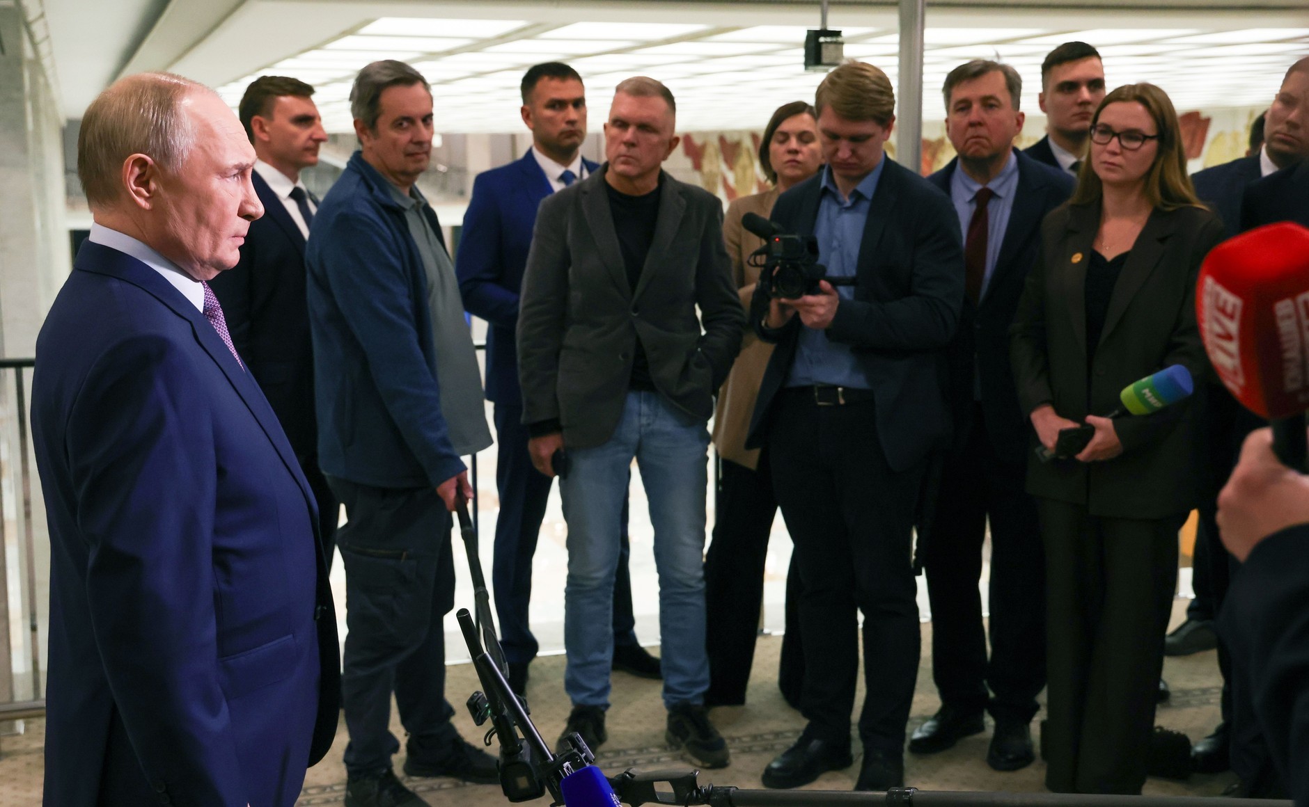 瓦洛佳小朋友[超话]  回答媒体记者提问俄罗斯地理学会理事会会议结束后，弗拉基米