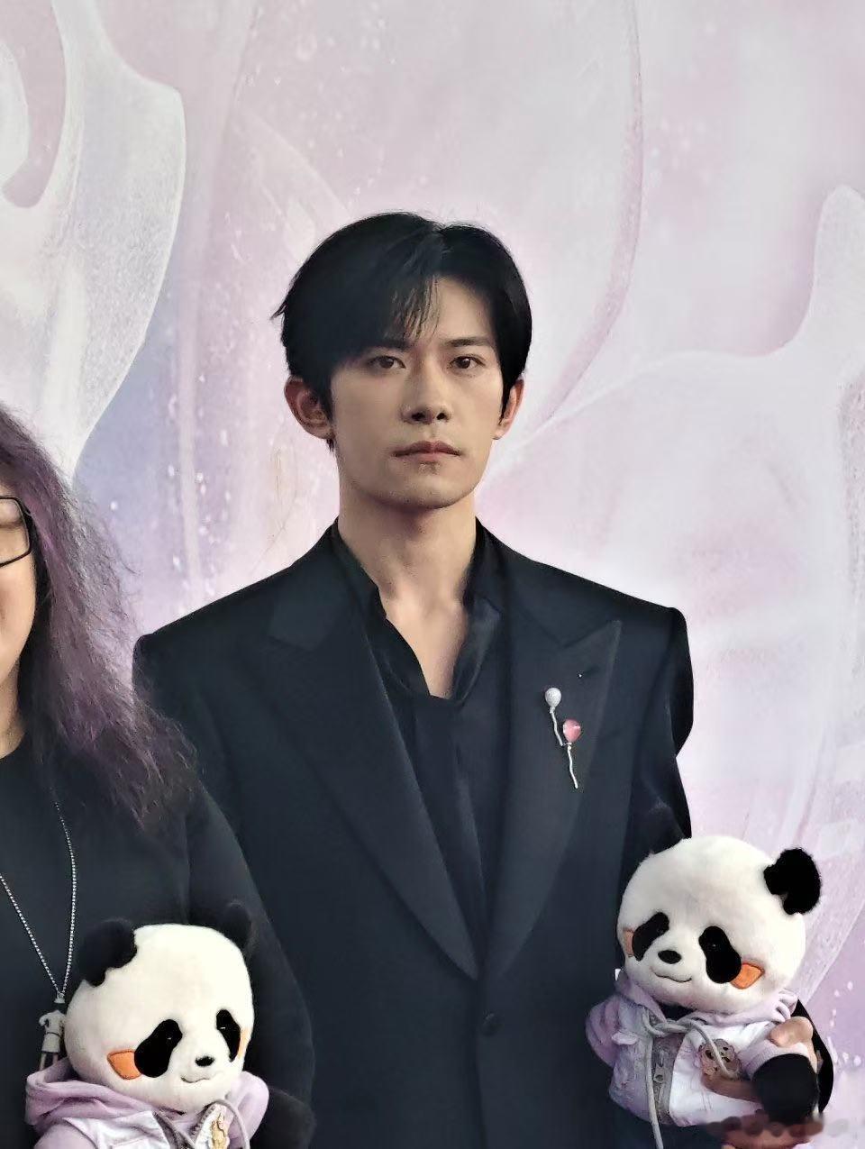 易烊千玺百花奖提名仪式生图 百花奖提名仪式现场生图流出，许久公开露面的易烊千玺状