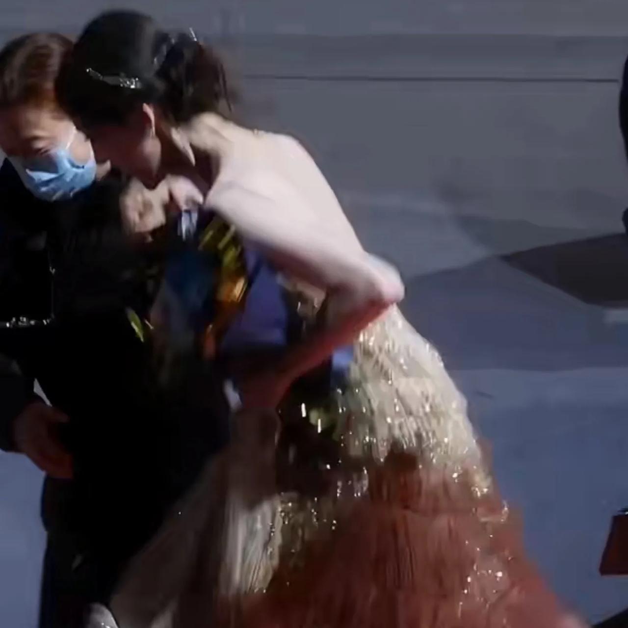 告诉娜扎不用尴尬，她摔得很优雅，以后什么事都要先保护好自己。

内娱女明星最让人