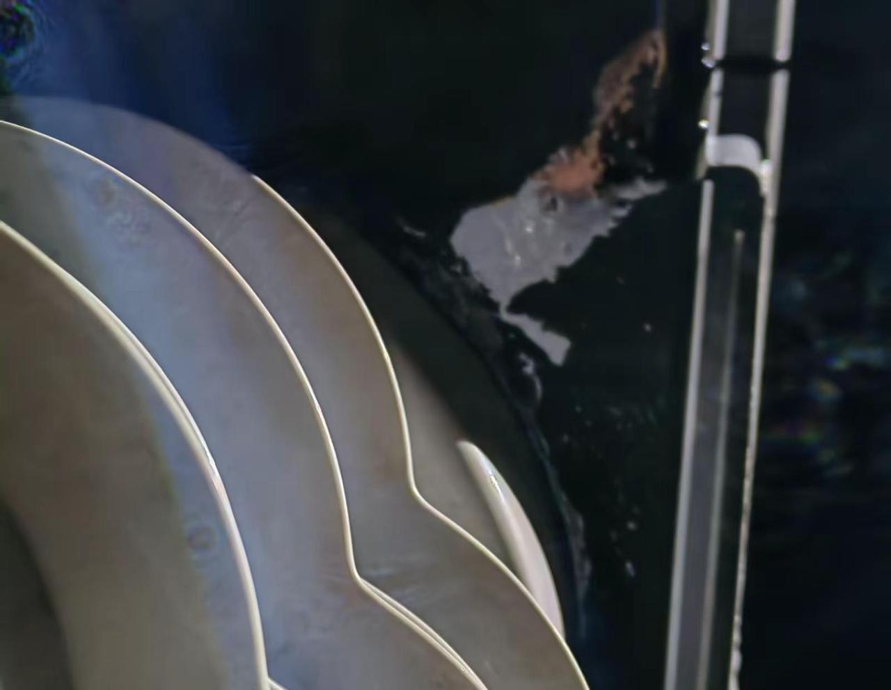 深夜的寒风吹不散抢修的热忱，漆黑的夜色挡不住前行的脚步。当千家万户陷入沉睡，电力