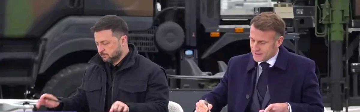 法新社报道，当地时间17日，法国总统马克龙，和到访的乌克兰总统泽连斯基，在位于巴