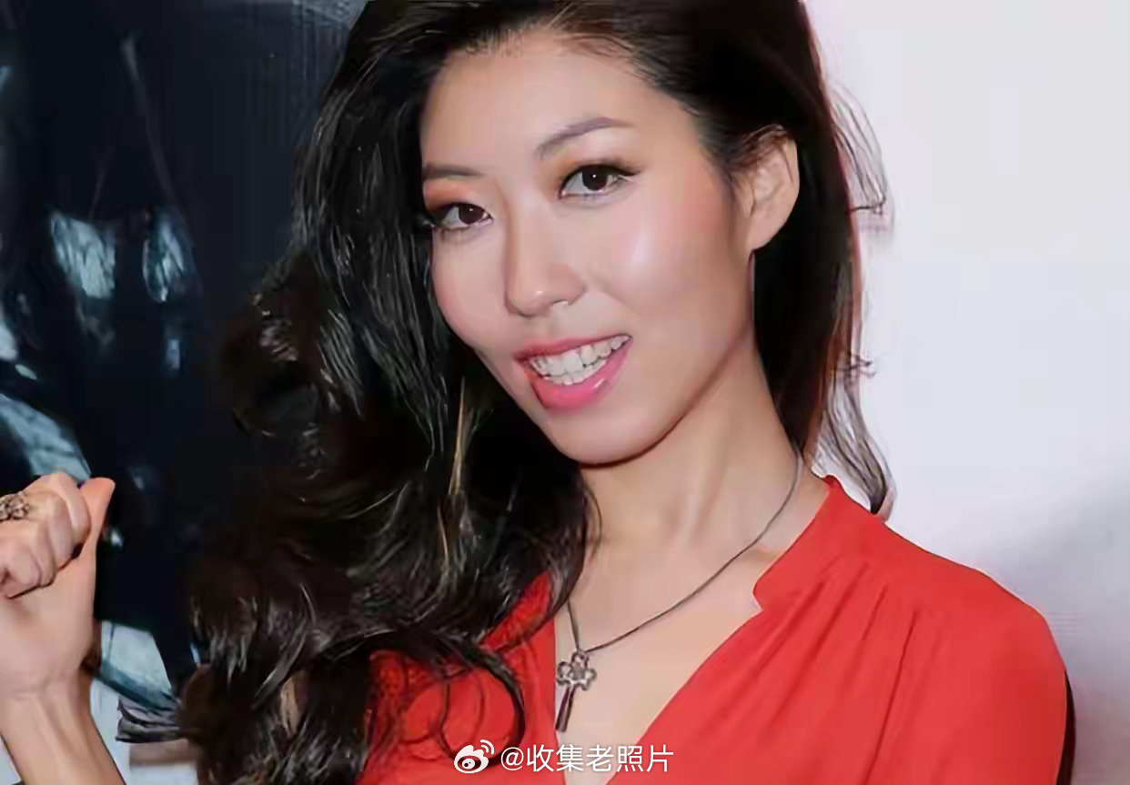 不少网友同情曲婉婷，说她有点可怜，她母亲的事牵连了她，这些年来不仅事业滑坡，更没