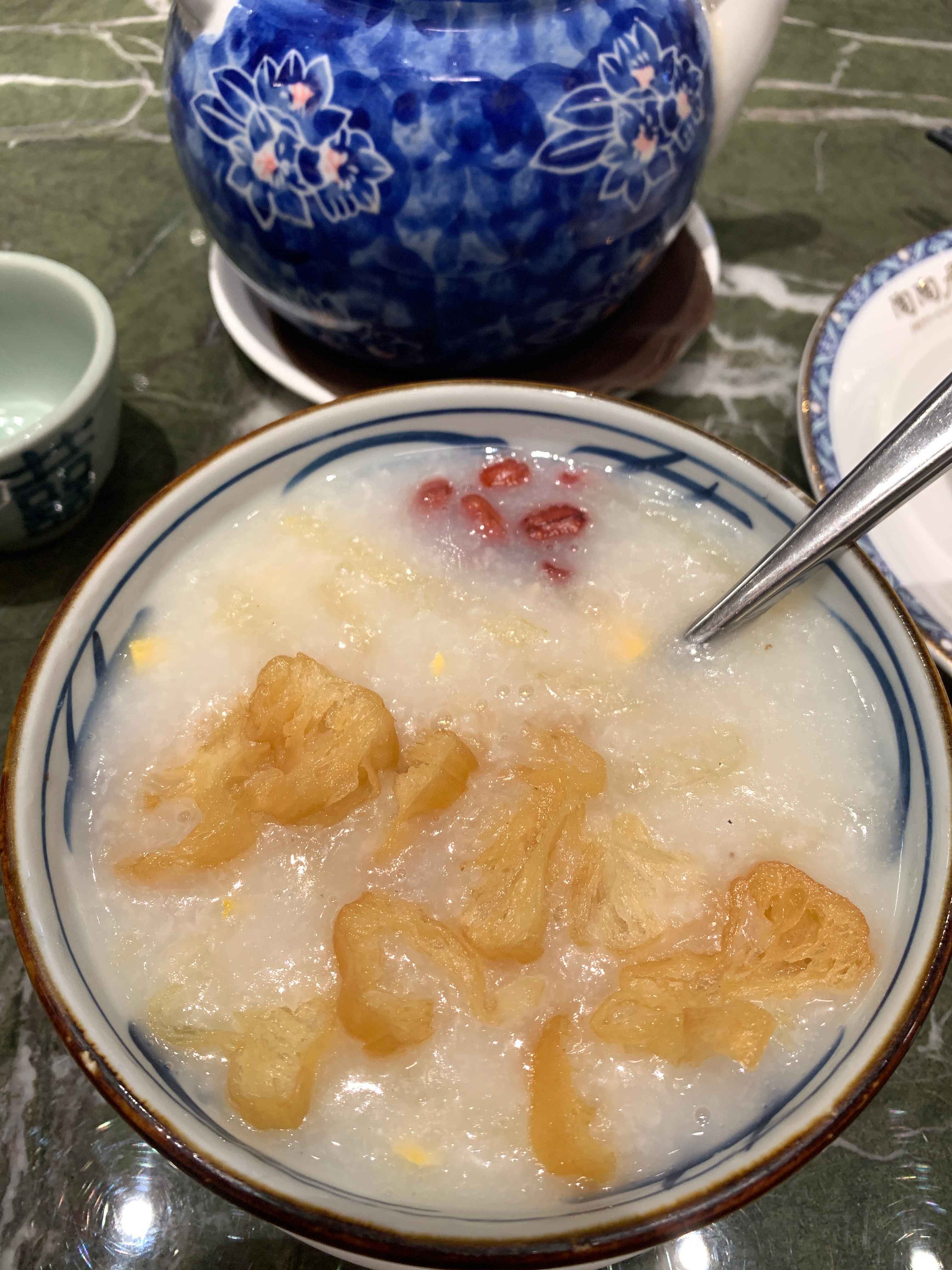 朋友中午飞回北京了我一个人在酒店机场苦苦等上海台风结束才能飞在机场一边听歌一边处
