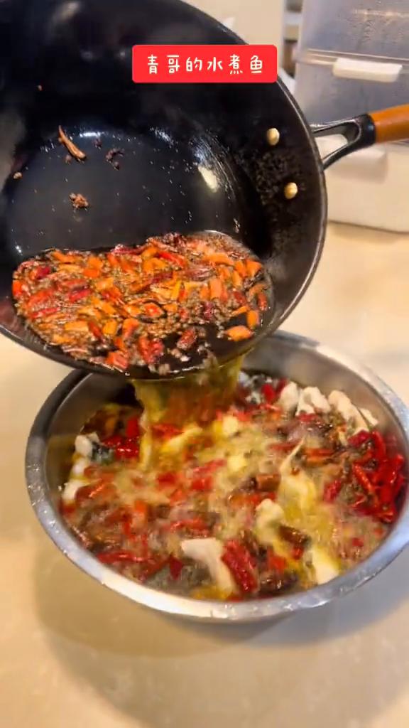 青哥的水煮鱼。
青哥，水煮鱼。
水哥，油就慢了。
我觉得可以，没问题，好喝。
太