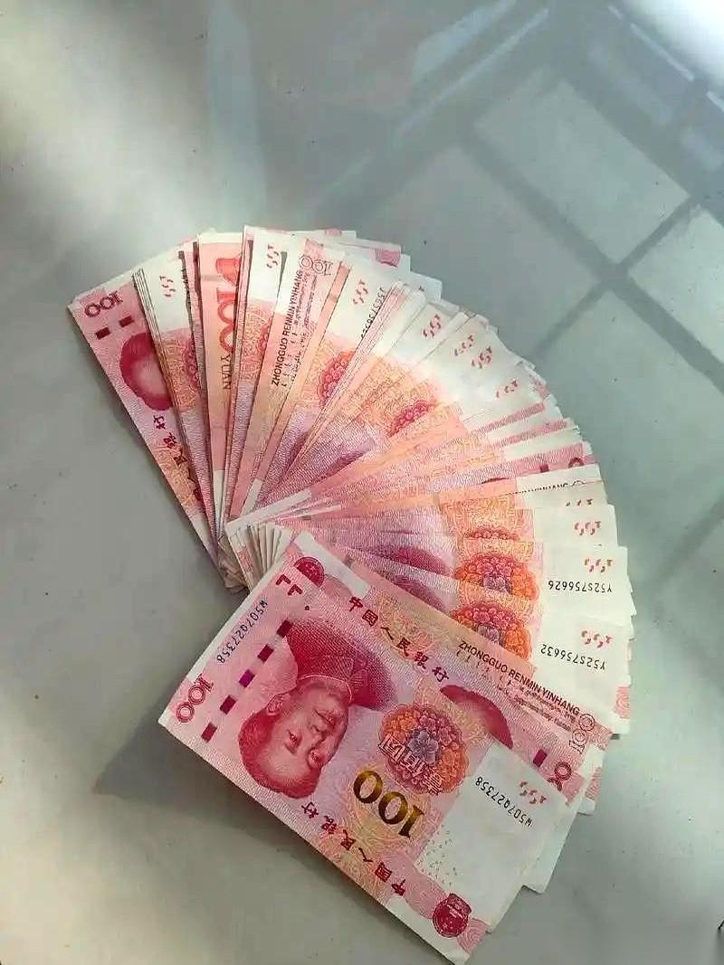 手机屏幕的光，照着天花板。
一张“存款新标准”的图，就这么弹了出来。第一行字，像