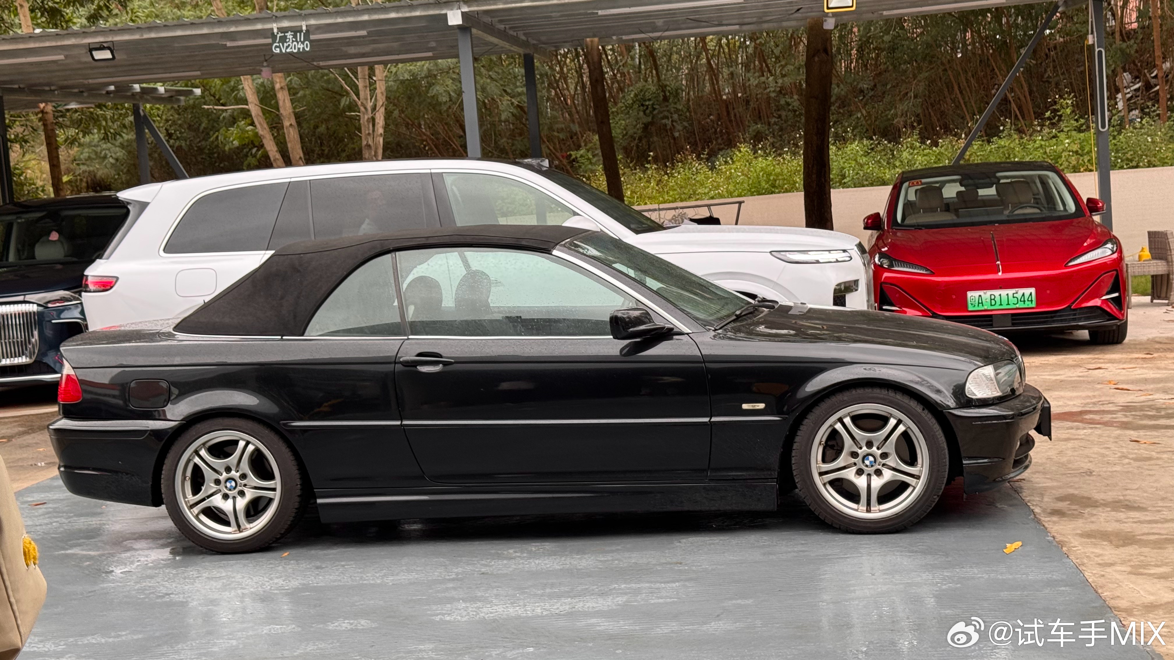 E46敞篷的身材比例真的很好看本来我还打算过买1系敞篷但E46看过就真的很难走得