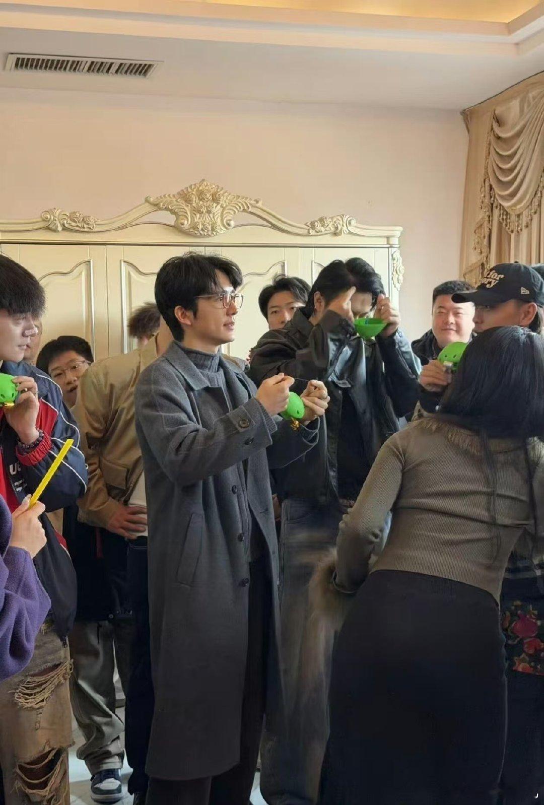 偶遇张新成参加朋友婚礼偶遇张新成参加素人好友的婚礼了张新成参加素人好友婚礼 ​​