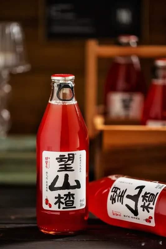 最近，网上突然传闻“山楂树下”饮料在山东市场被限售了，消息一出，好多爱喝这口的山