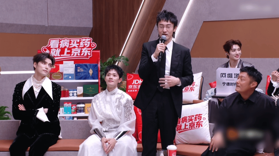 王传君听欢子唱歌想叫爸王传君我爸彩铃是欢子 王传君在《披荆斩棘》现场爆料，以前给