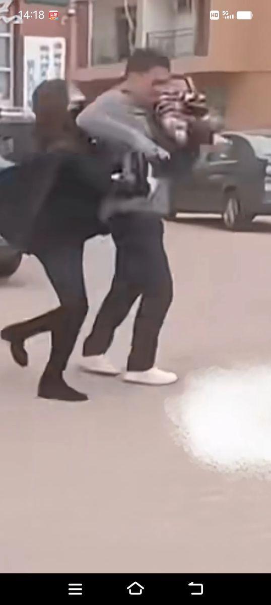 “你走可以，不能把我的孩子抢走。”
你听听这句话。
这话不是从嘴里说出来的，是从