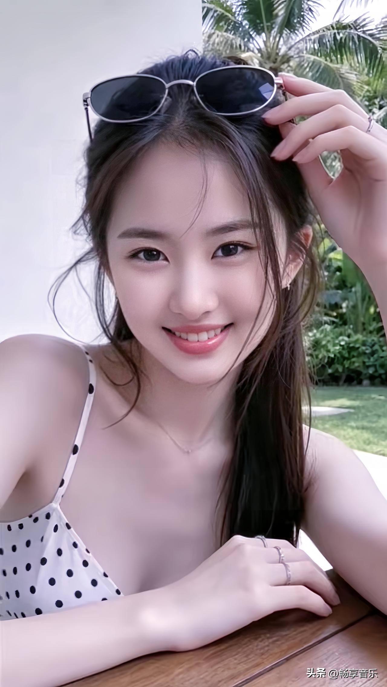阳光明媚的午后，甜美笑容与波点连衣裙相映成趣，尽显夏日风情！🌞💗 分享甜美小