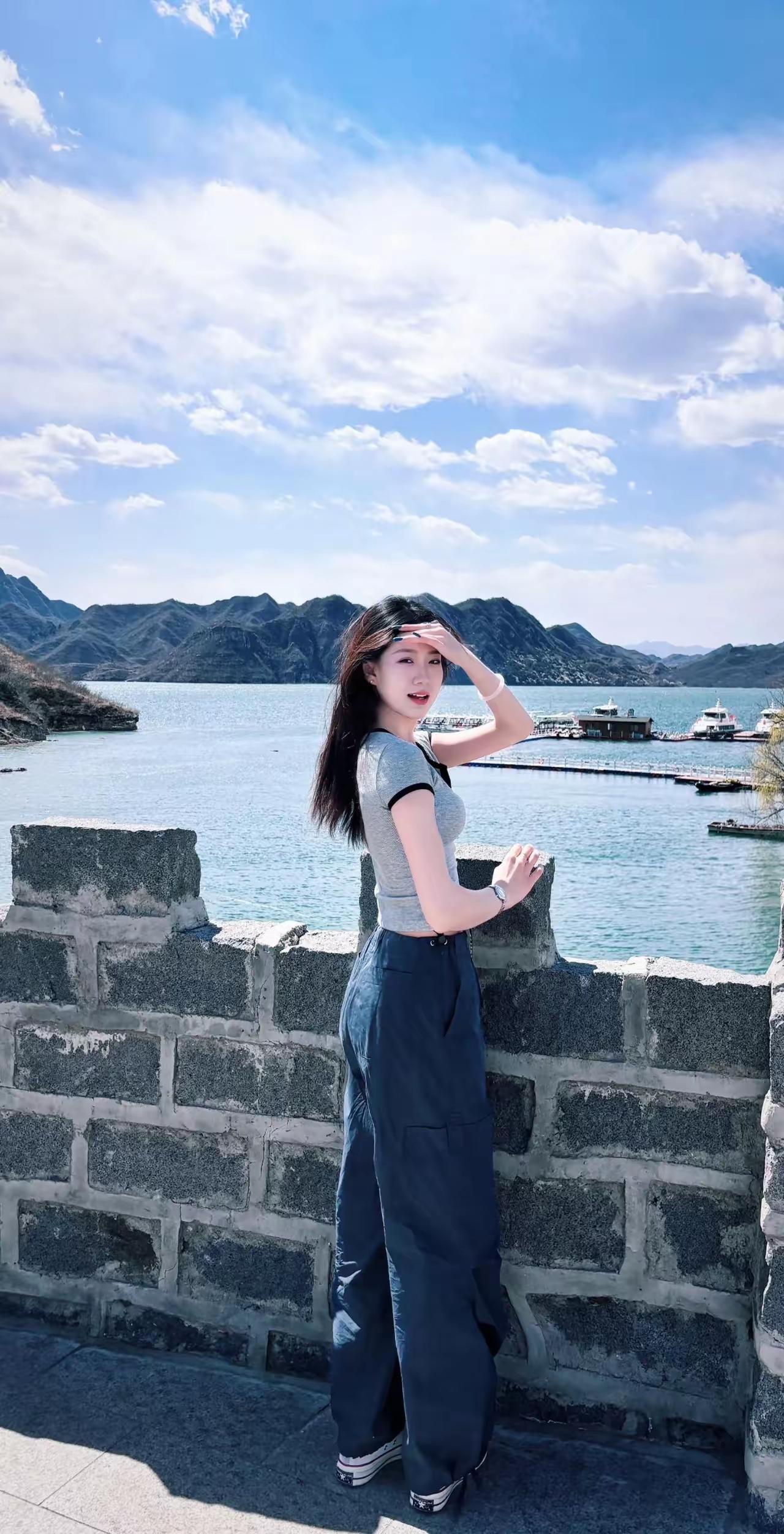 蓝天白云下的美女