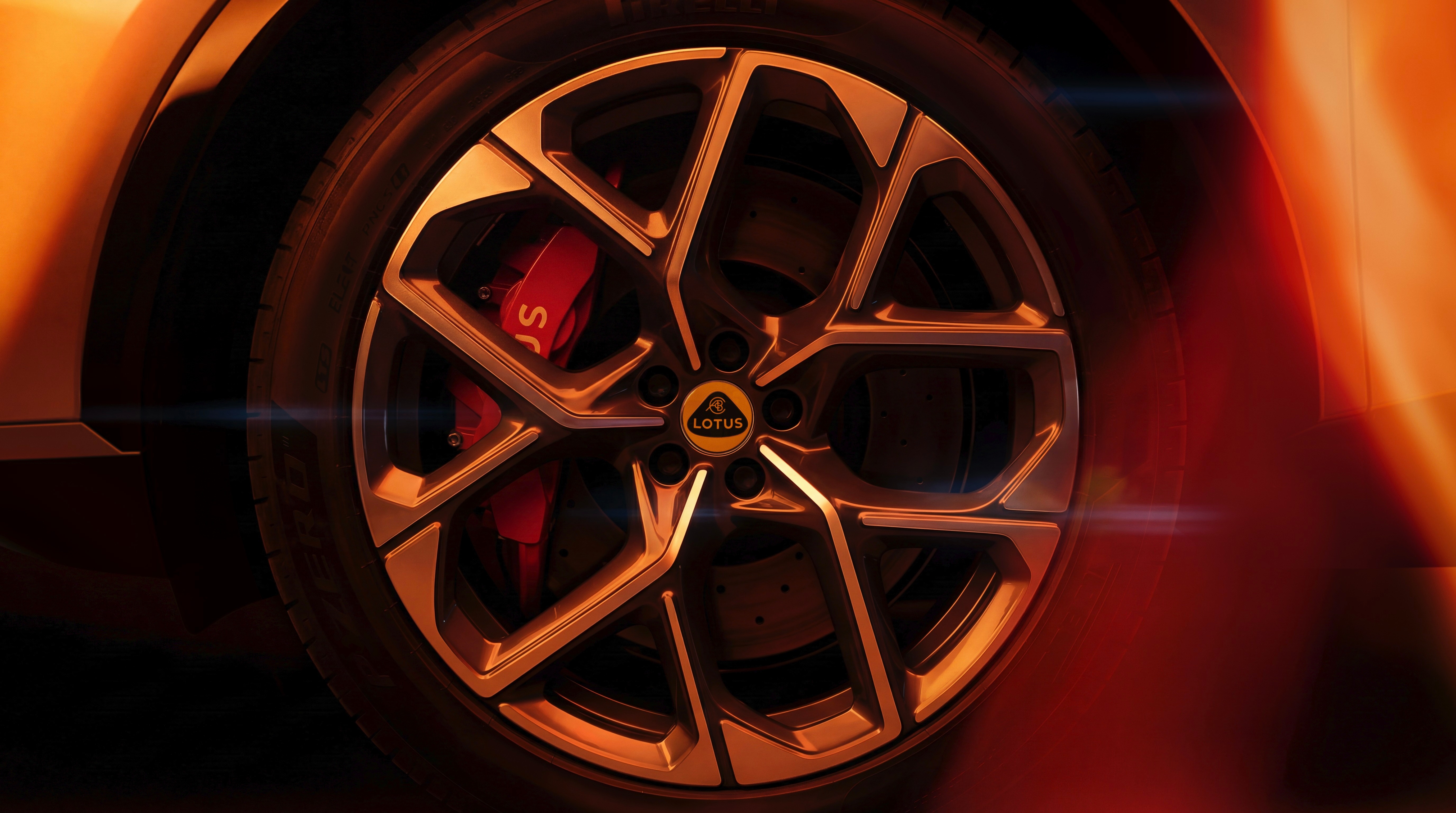 F1中国大奖赛上海站结束后，再看倍耐力与莲花的合作，会更容易理解一件事： 高性能