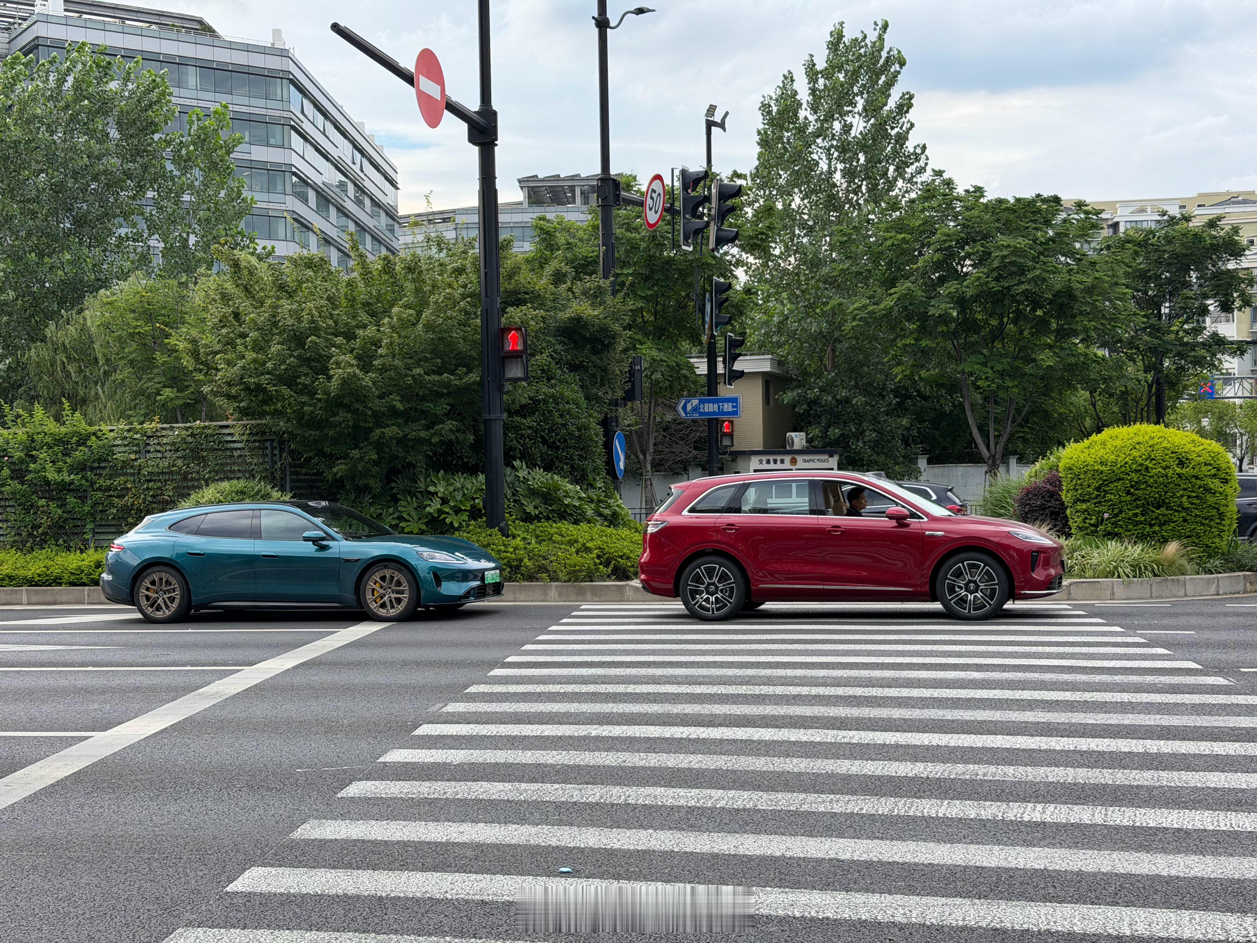 SUV 以及猎装轿车的组合，一红一蓝，如果不考虑价格你们会怎么选？新能源汽车42