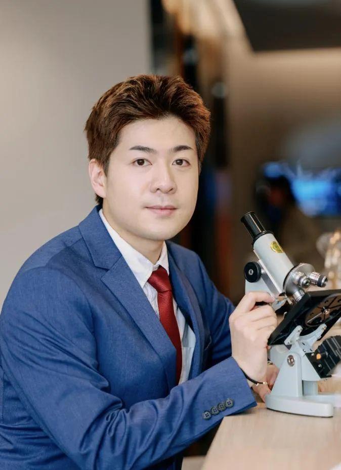 苏俊，香港中文大学一级荣誉学士，德国分子生物学天才博士，刚过而立之年，他怎么就空