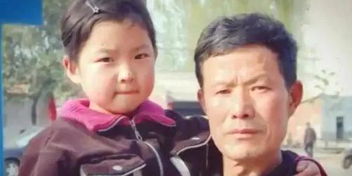 1989年夏，山东潍坊临朐后疃村，67岁张希英路边拾到女婴，挨户无人肯养。31岁