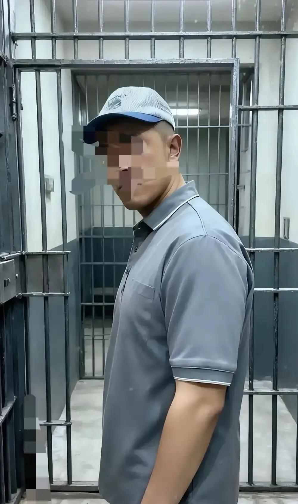 政法毕业生“金毛”亲手把媳妇打成重伤致死，一审被判十五年。
关进去后他还不服，天