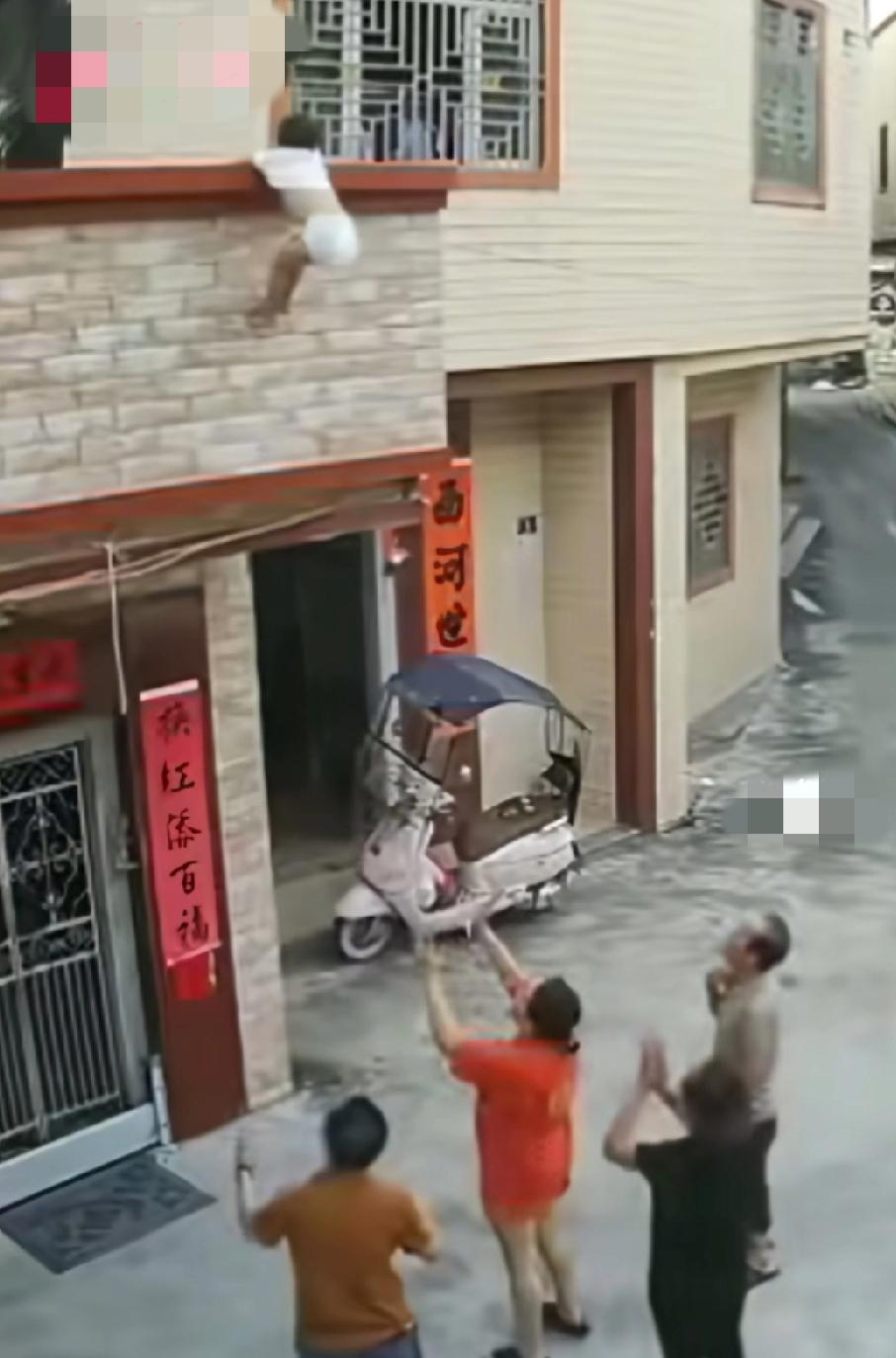 一位宝妈看到宝宝在睡觉
就先出去接两个大点的孩子放学回来
想着这一会时间宝宝应该