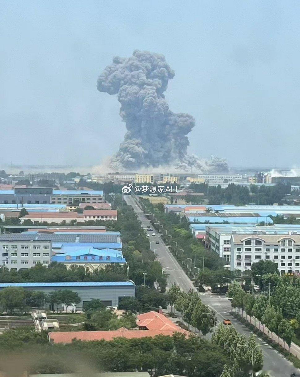 愿平安🙏山东一化工车间爆炸震碎周边玻璃 ​​​