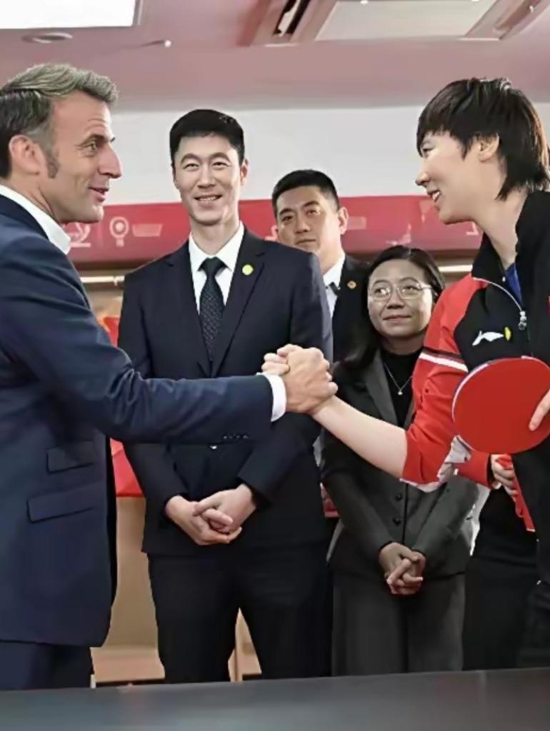 法国总统马克龙访华，
王曼昱超绝松弛感，
握手照玄机竟是
这样的，右手礼，左手碗