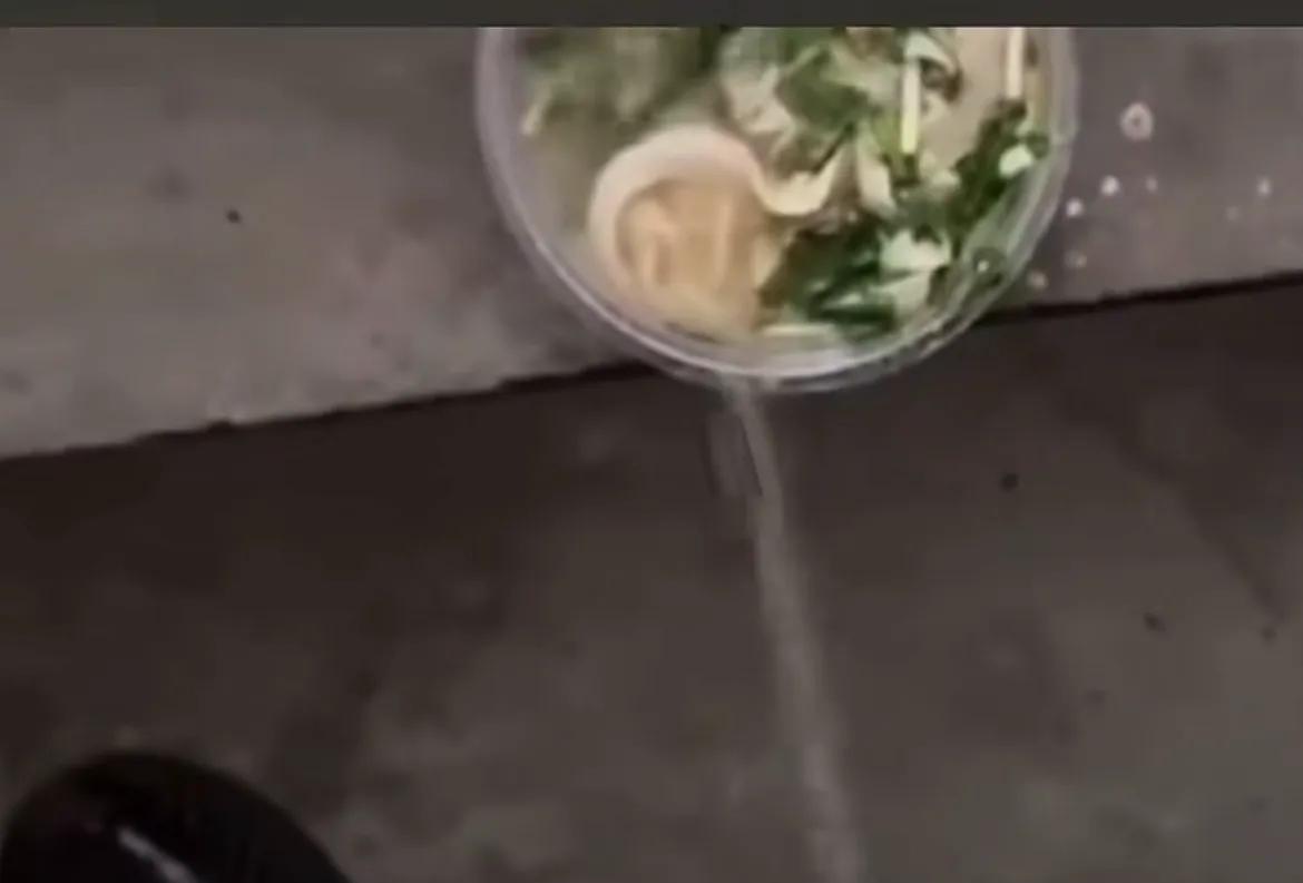 河南洛阳，骑手疑因顾客态度不好，往外卖里撒尿 并发至聊天群，警方回应:正在调查处