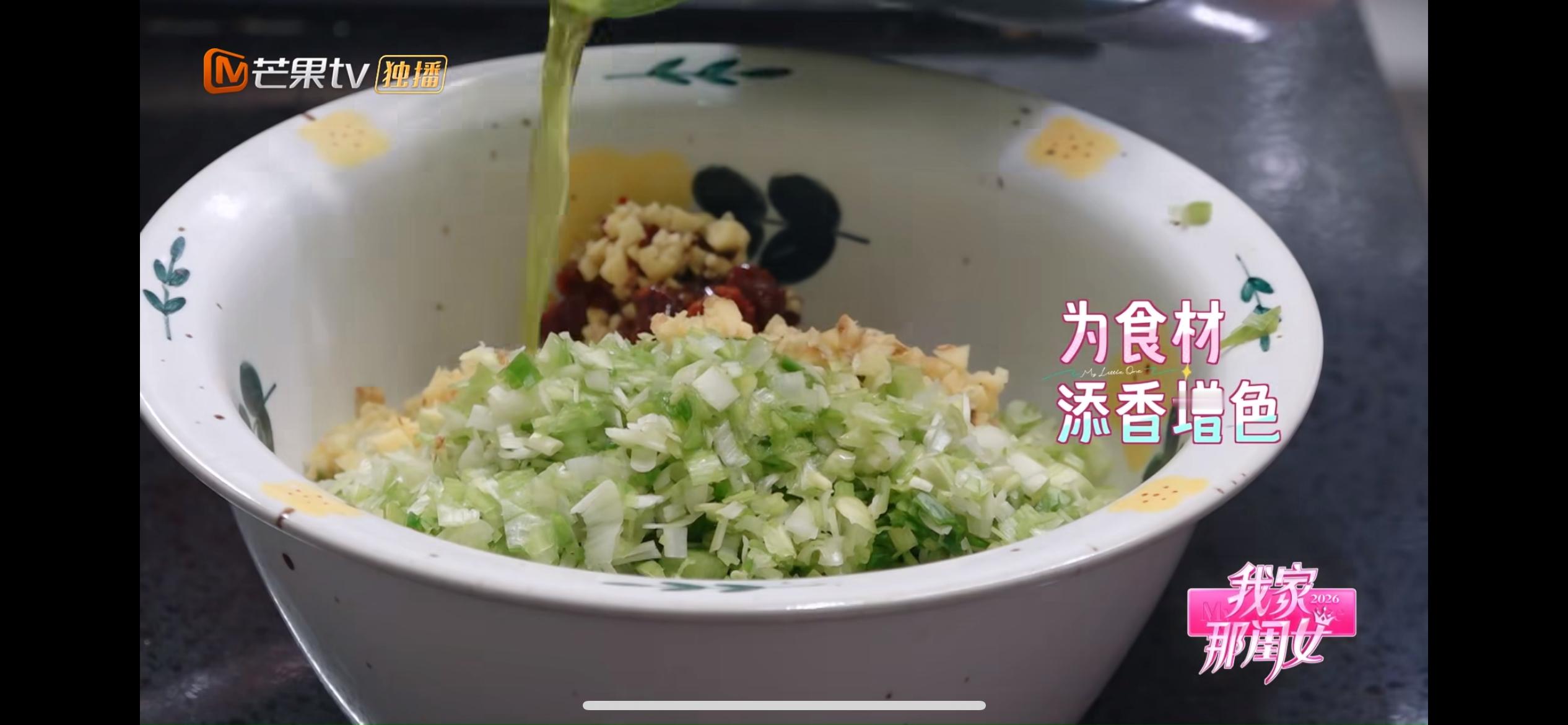 陈瑶一大早就和面包饺子一大早就能搞出一整桌饺子，陈瑶这精力我实名羡慕！揉面擀皮调