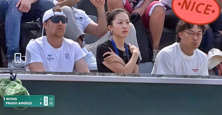 温馨的一幕！！
黄泽林的团队看台出现熟悉的面孔！！
…
陈奕迅带着女儿陈康堤现身