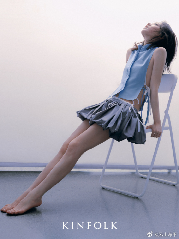 赵今麦镂空衬衫 赵今麦镂空衬衫搭配灰色花苞裙，少女感拉满！ 