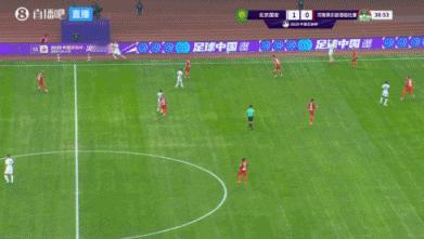 张玉宁真的应该学习一下队友法比奥的机会把握能力，你看这次界外球，张玉宁跑位很聪明