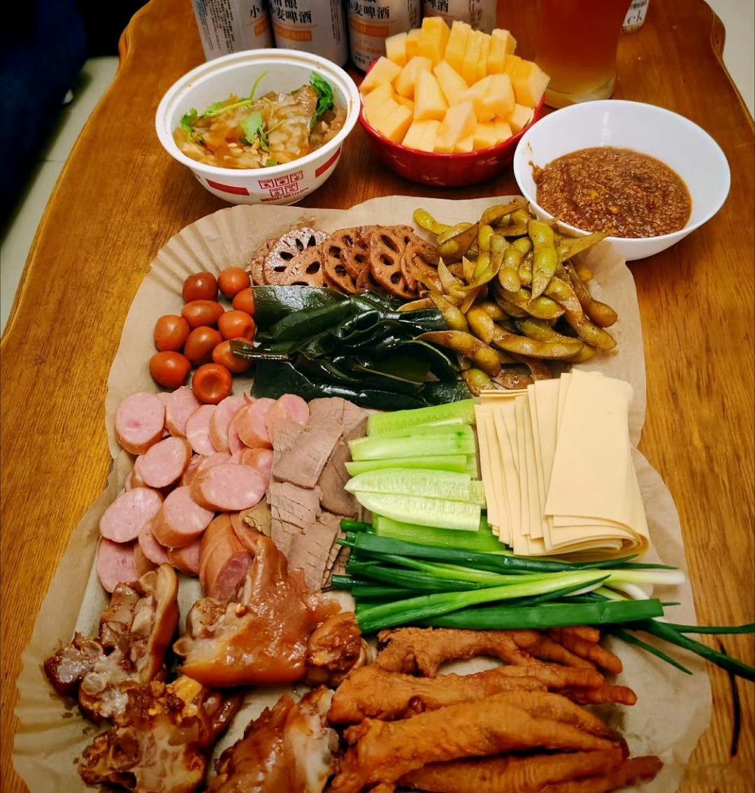 我老公看世界杯前的准备世界杯氛围直接拉满！早早备好零食、饮品，调试好设备，认认真