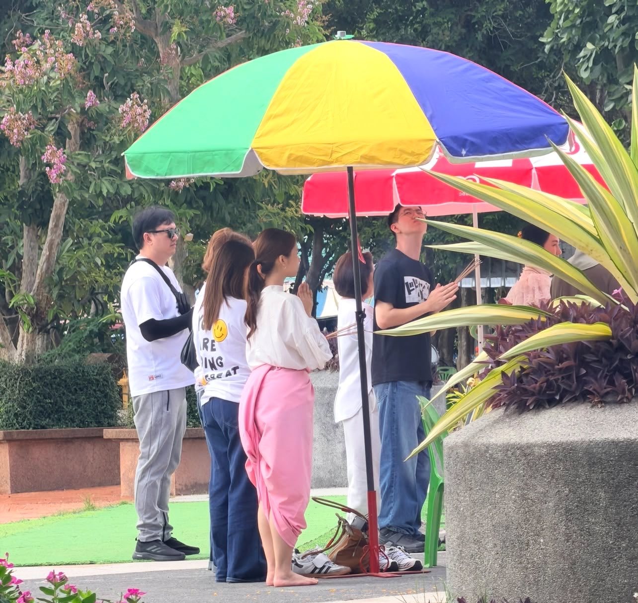 咩他们今天去的应该是泰国伊桑地区的穆达汉府 电子老师说这里去孔敬或者加拉信大概2